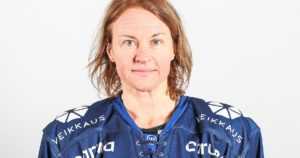JYP juhlisti legendaarista Riikka Sallista komeasti – paita kattoon!