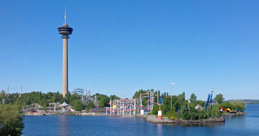 Huvipuiston hauskuus oli kaukana, kun kaksi joukkiota selvitteli välejään väkivaltaisesti Särkänniemen parkkipaikalla.