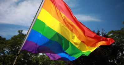 Poliisi epäilee miehen lyöneen ja purreen muita henkilöitä – kyseessä oli Setan rantatapahtuma