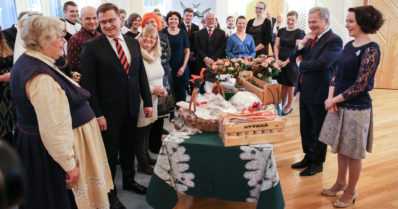 Presidenttipari vastaanotti perinteiset joulutervehdykset – joulukuusesta jouluhaukeen