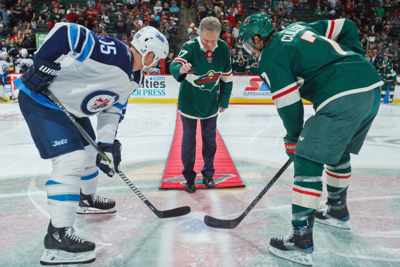 Presidentti Niinistö pudotti kiekon NHL:n ”suomalaisseurojen” Minnesota Wildin ja Winnipeg Jetsin ottelussa.