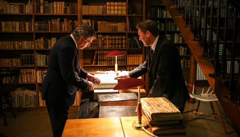 Borgå Gymnasiumin kirjastoa esitellyt lehtori Stefan Hagman. Vuonna 1728 perustettu kirjasto on Suomen vanhin ja moni kirjaston kirja on Suomessa ainutlaatuinen.