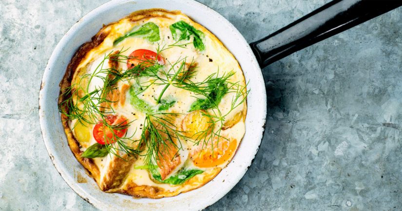 Jos käytössäsi on uuninkestävä paistinpannu, viimeistele munakas uunin grillivastuksen alla italialaiseen frittata-tyyliin.