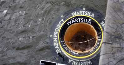 Meriroskis otettiin koekäyttöön Aurajoessa – nyt yritetään kerätä myös öljyä