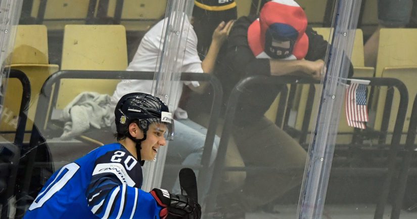 Amerikkalaiskannattajat hautaavat päänsä pettyneenä, kun Sebastian Aho tuulettaa taas maalintekijänä.