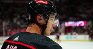 Carolina Hurricanes jatkoon NHL:n pudotuspeleissä – suomalaiset voivat kohdata konferenssifinaalissa