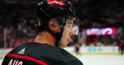 Carolina Hurricanes jatkoon NHL:n pudotuspeleissä – suomalaiset voivat kohdata konferenssifinaalissa