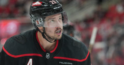 Sebastian Aho iski kiekon tyhjään maaliin – Carolina Hurricanes pelastui kuilun partaalla
