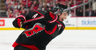 Carolina Hurricanes selvisi jatkoon NHL:n pudotuspeleistä – Sebastian Aho tykitti voiton