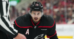 Carolina Hurricanes tasoitti NHL:n finaalisarjan – Sebastian Aho syötti jatkoaikamaalin