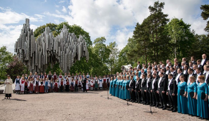 Sibelius-puistossa kuultiin muun muassa Musiikkitalon kuoron laulua.