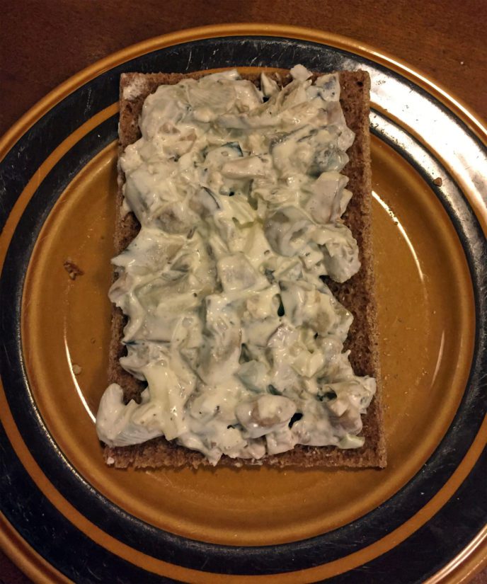 Sienisalaattia on päätynyt voitelemattomalle hapankorpulle. Käy se näinkin.