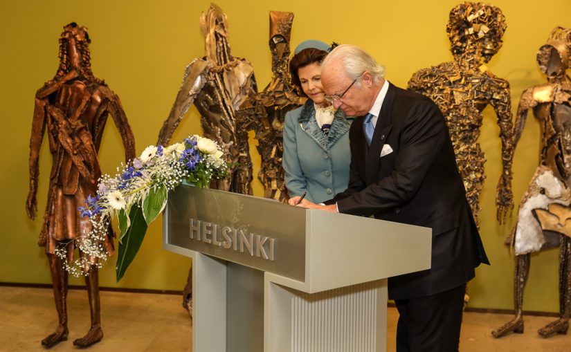 Kuningas Kaarle XVI Kustaa ja kuningatar Silvia kirjoittivat nimensä Helsingin kaupungin vieraskirjaan.