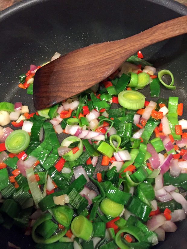 Sipulit ja chili saavat lämpöä ja aromit pääsevät valloilleen.