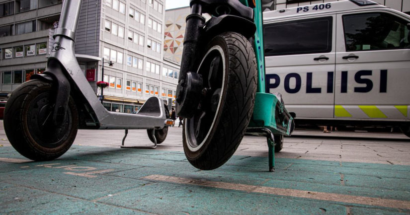 Poliisi valvoi jalkakäytävillä ajamista – maksulappu sadoille pyöräilijöille ja skuuttikuskeille