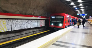 Kolme miestä uhkaili metroaseman lipuntarkastajia ja järjestyksenvalvojia – yhdellä miehistä oli ampuma-ase