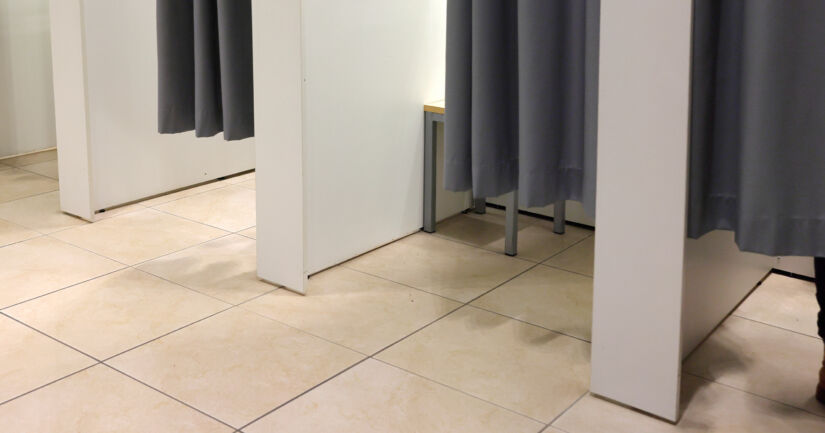 Nainen leikkeli sovituskopissa tuotteista hälyttimiä – myymälävarkaissa vuoden sisällä jo 36 kertaa