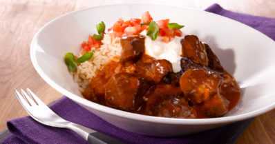 Kaksi klassikkoa – karjalanpaisti ja stroganoff ovat syksyn maukkaita ja helppoja pataherkkuja