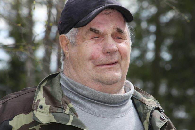 Vuonna 1993 karhu tarttui Suloa takaapäin kasvoista kiinni ja repäisi posken halki. – Siivosin kiireellä häkkejä ja käänsi selkäni karhulle. Onnettomuus opetti, että karhuja tulee pitää aina silmällä.