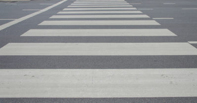 Henkilöauton kuljettaja ajoi suojatietä pyörällä ylittäneen koululaisen päälle – poliisi pyytää vihjeitä