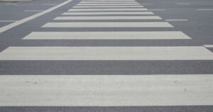 Pakettiauto peruutti ja osui suojatietä ylittäneeseen tyttöön – tyttö säikähti ja juoksi kotiin