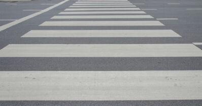 Pakettiauto peruutti ja osui suojatietä ylittäneeseen tyttöön – tyttö säikähti ja juoksi kotiin