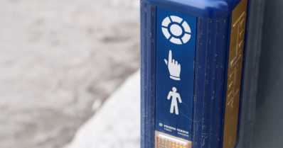 Vanhempi henkilö menehtyi ylittäessään suojatietä – jäi kääntyvän kuorma-auton alle