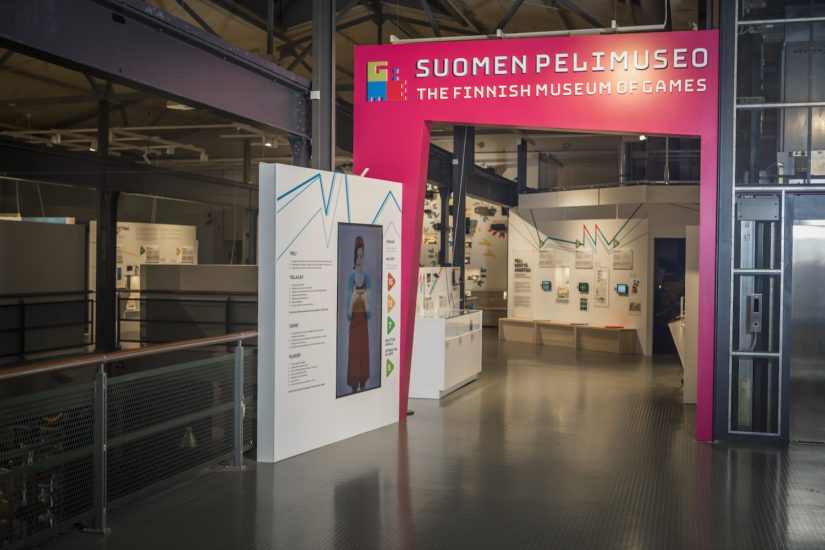 Suomen pelimuseon sisäänkäynti. Näyttely sijaitsee Vapriikin toisessa kerroksessa, kahvilan yläpuolella. (Kuva Vapriikki)