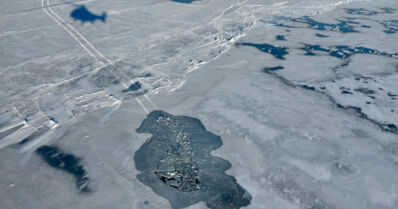 Henkilöauto vajosi merellä jäiden läpi – neljä henkilöä pelastautui, koira jäi uppoavaan autoon