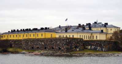 Nuori koulupoika haki aikuisilta apua – mereen pudonnut nainen pelastui Suomenlinnassa