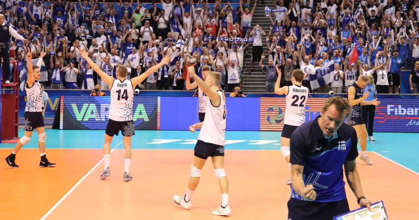 Suomi pääsi juhlimaan avausvoittoaan MM-kisoissa päävalmentaja Tuomas Sammelvuon johdolla.