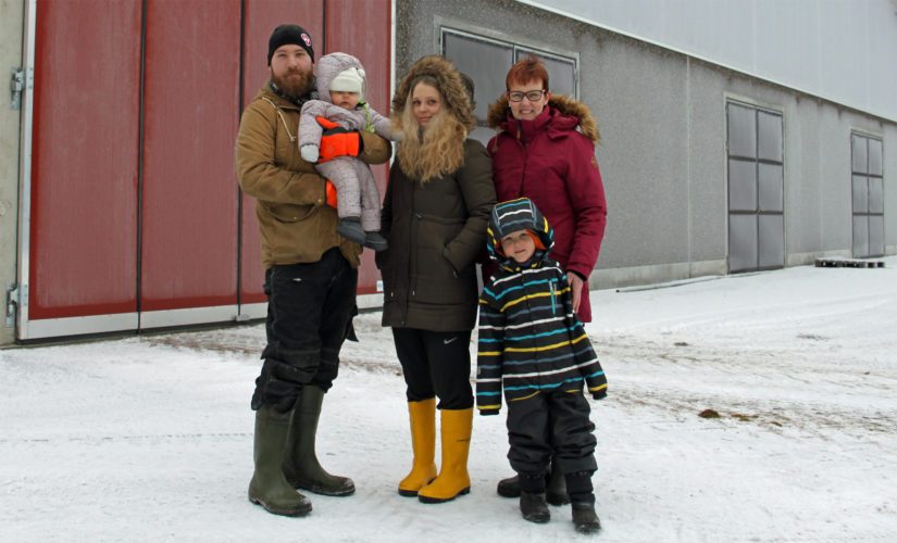 Suomisen perhe, Päivi-emäntä, Joonas ja Jessica sekä heidän lapsensa Julius ja Jolanda pitävät tiukasti yhtä niin navetassa kuin sen ulkopuolellakin. Tapio ei ehtinyt kuvaan.