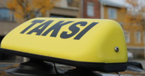 Päihtynyt mies tilasi Kela-kyydin ja tarttui taksin rattiin – auto suistui kaiteeseen