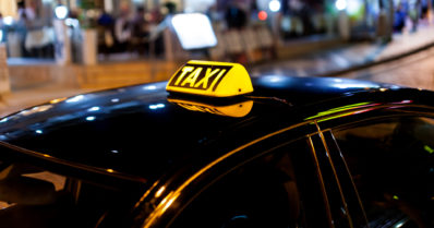 Taksimatkustajan epäillään syyllistyneen rattijuopumukseen – aggressiivinen mies uhitteli myös poliisille