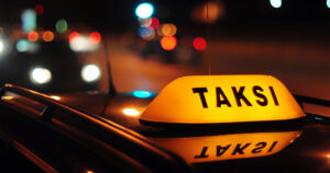 Taksinkuljettaja ajoi henkilöautolla riitapukarin päälle – uhri seisoi taksitolpalla