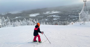 Talvilomalle lähdetään usein täyteen pakatulla autolla – raskas kuorma vaatii korkeat rengaspaineet