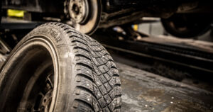 Pitävä talvirengas on auton tärkein turvavaruste – yllätysliukkaat saivat renkaanvaihtajiin vauhtia