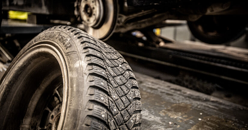 Pitävä talvirengas on auton tärkein turvavaruste – yllätysliukkaat saivat renkaanvaihtajiin vauhtia