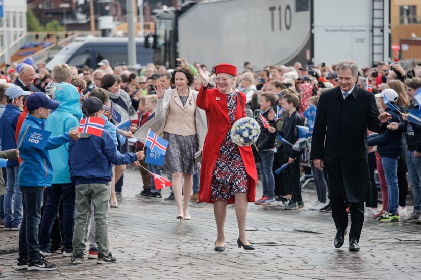 Presidenttiparit ja kuninkaalliset siirtyivät Presidentinlinnasta kaupungintalolle kävellen. Etualalla Tanskan kuningatar Margareeta II ja presidentti Niinistö.