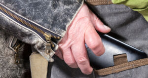 Poliisi varoittaa turisteja taskuvarkaista – ”Lompakoista on viety satoja euroja käteistä rahaa”