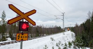 Tasoristeyksissä turmia – auto törmäsi turvalaitteisiin, ihminen jäi junan alle ja menehtyi