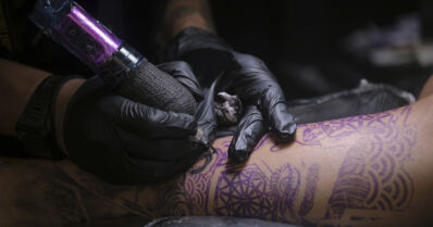 Tatuointifirman pomo pisti taskuihinsa yli 76 000 euroa – firma hakeutui konkurssiin