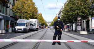Jälleen kuolonuhreja islamistisissa terrori-iskuissa Ranskassa – poliisin mukaan naisen kaula katkaistiin
