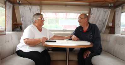 Riskiryhmien kotikaranteenista löydetään myös hyviä puolia – ”Nyt on aikaa siivota, saunoa ja pilkkoa polttopuita”