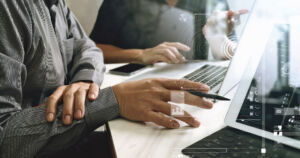 Tekoälyn odotukset ovat korkealla – vain muutama prosentti suomalaisyrityksistä saavuttaa merkittävää tuottoa