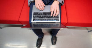 Ostaisitko käytetyn puhelimen? – Kierrätetty elektroniikka on vaikea valinta vastuullisellekin