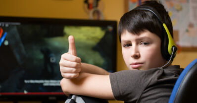 Kerrostalohuoneisto paloi asuinkelvottomaksi – syttymissyyksi epäillään sohvalla latauksessa ollutta laitetta