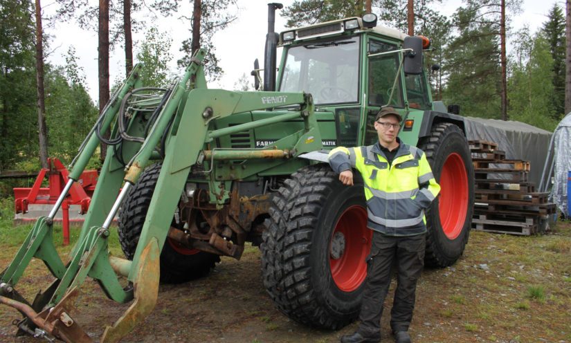 Timo vuokraa pienempää traktoria myös ilman kuljettajaa. – Onneksi idearikkaus ja kekseliäisyys on vielä myös itsensä työllistämisessä sallittua.