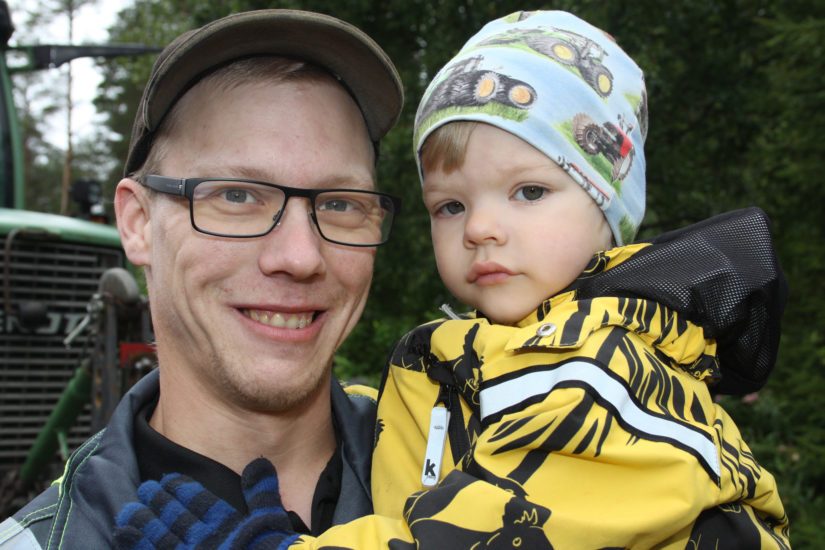 Isä sanoo pienestä Juho-pojasta kasvavan kovan työmiehen. – Pikkukaveri on jo mielellään mukana konehommissa, Timo kertoo ylpeänä.