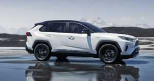 Toyotan SUV-suosikin Eurooppa-versio debytoi – RAV4 Hybridissä on nyt yli 220 heppaa